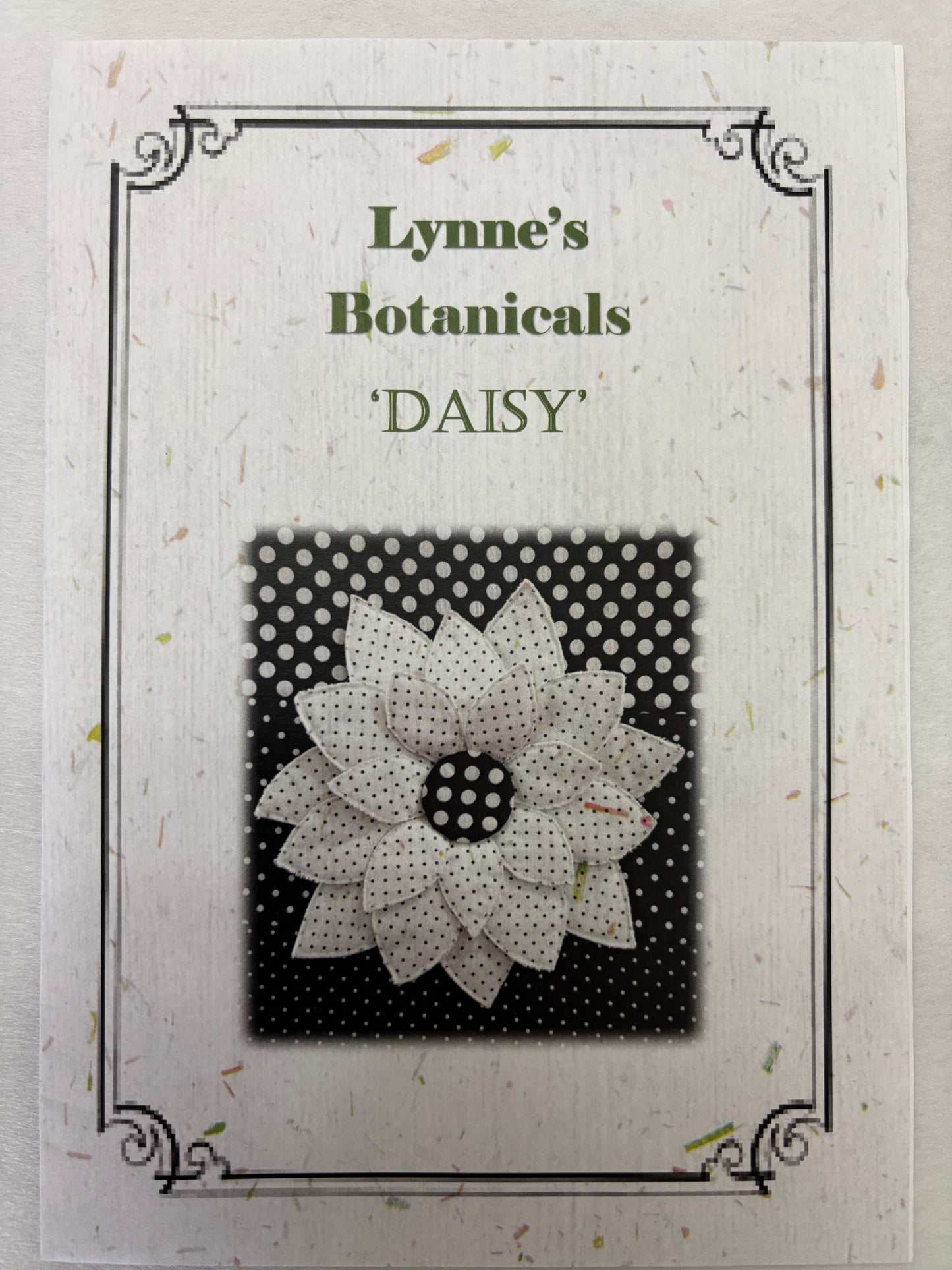 CADD COTTAGE LYNNES BOTANICALS DAISY PATTERN